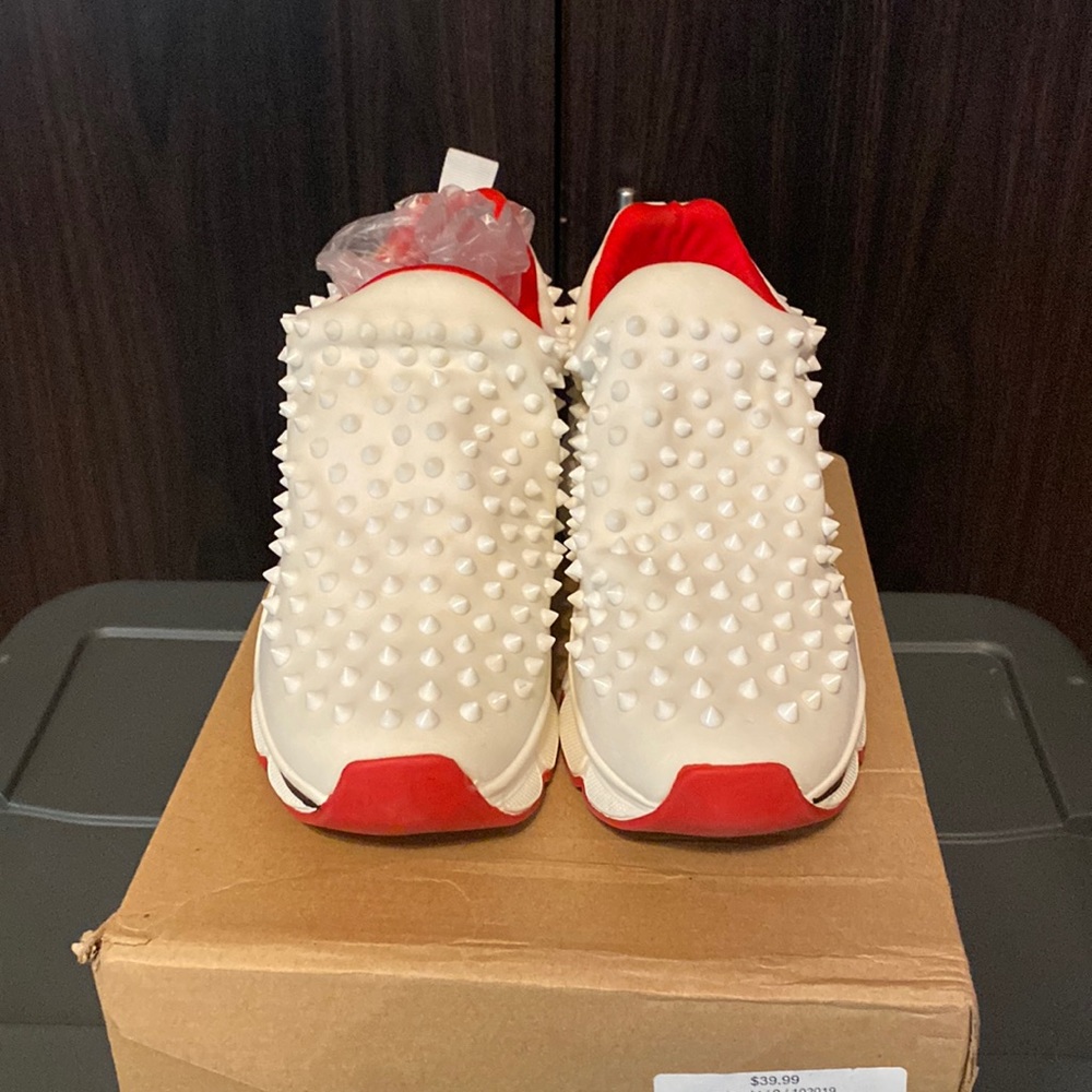 White fashion tennis shoe